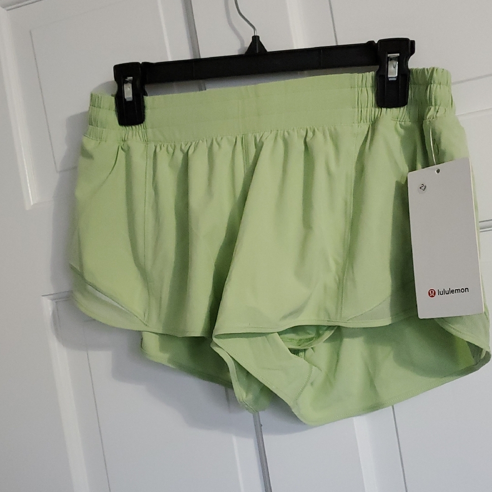 NWT Lululemon Hotty Hot LR 2.5IN Women's SZ 10 Shorts LEMONGRASS